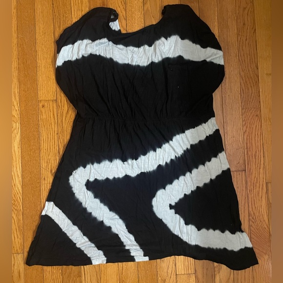 Black and White Coverup Dress - Picture 2 of 3